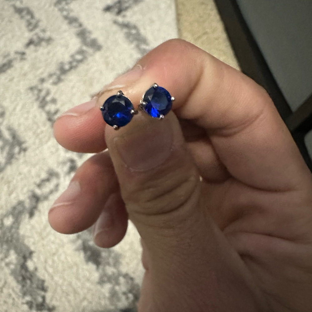 Blue stud earring 6mm - Picture 2 of 3